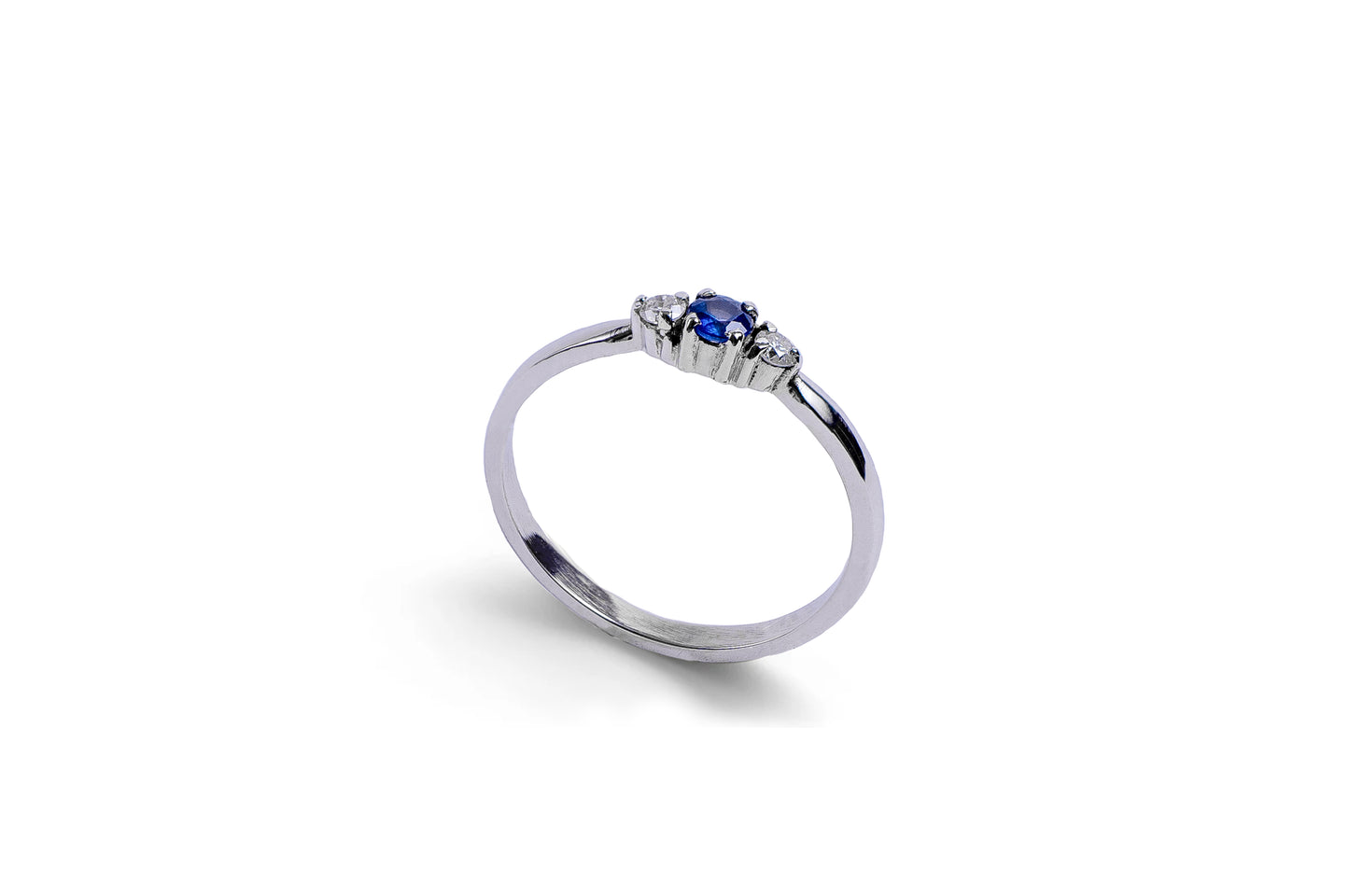 Anillo trilogía con Zafiro y Diamantes Oro 14kt
